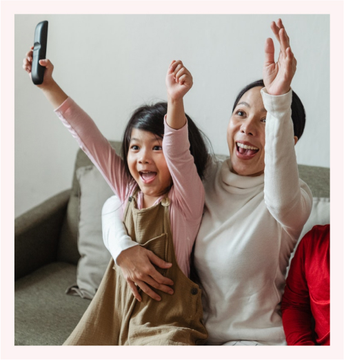 mama e hija divirtiendose con la television mientras aprenden